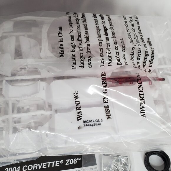 Revell Monogram Corvette Z06 Model Kit 1:25 Complete Open Box - Picture 3 of 5